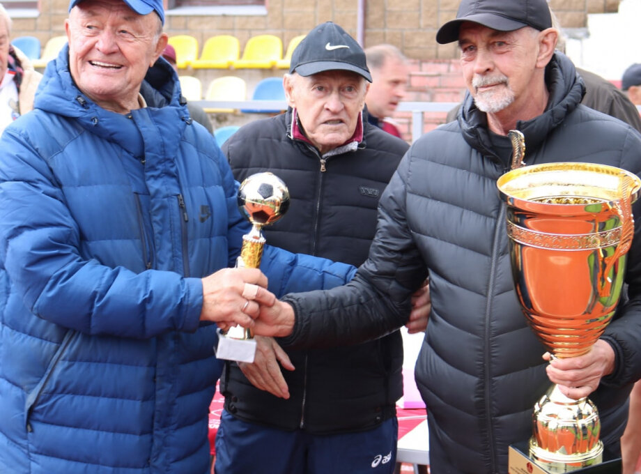 Тренер-организатор команды ветеранов «Торпедо» Сергей Гришин (справа) и вратарь «Торпедо» конца 1960-х Владимир Скоков (слева)