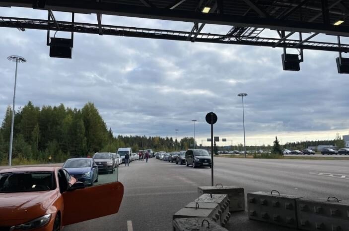 Очередь из автомобилей у КПП на границе России и Финляндии 