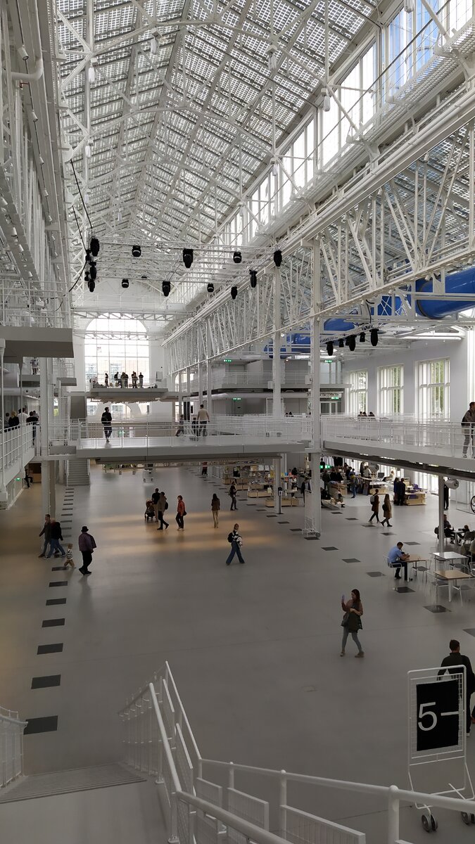 ГЭС-2 внутри ощущение зала ожидания или терминала аэропорта. Фото автора. 