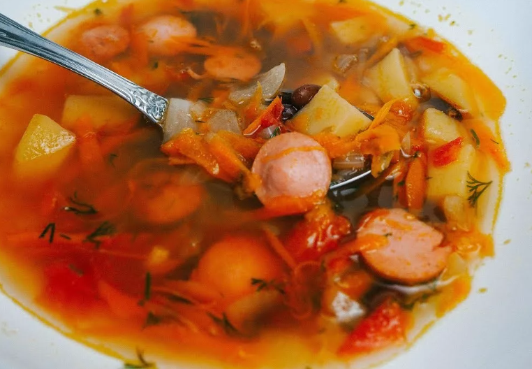 суп с сосисками красный. фасолевый суп с колбасками. итальянский суп с сосисками. колбасный суп. суп с сосисками и фасолью консервированной.