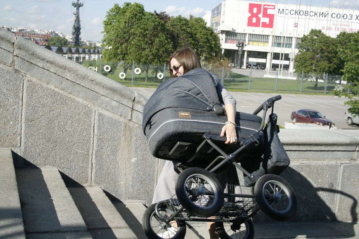 Дети везут коляску. Женщина тащит коляску. Мама тащит коляску. Тяжелая коляска. Мама с коляской