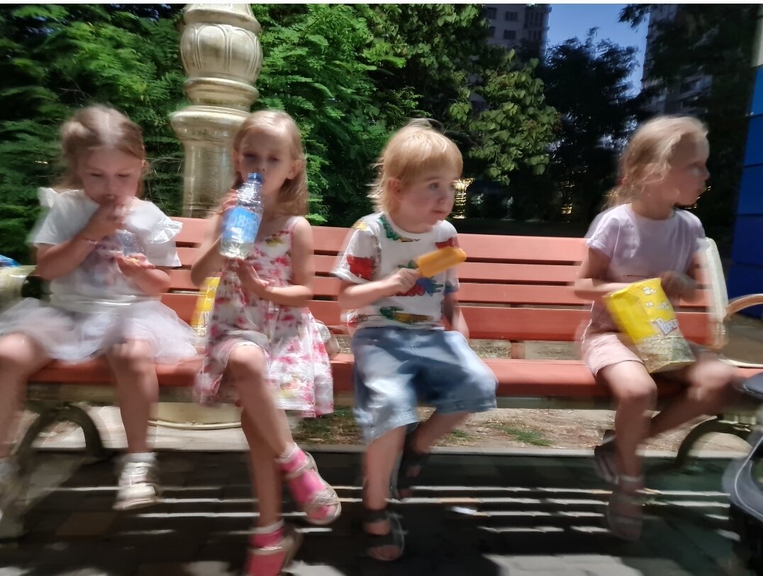 Дети, сядьте на лавочку и посмотрите в камеру🤣