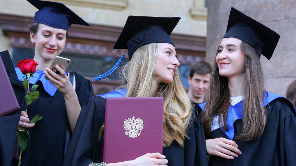 Выпускники вуза в ожидании работодателей