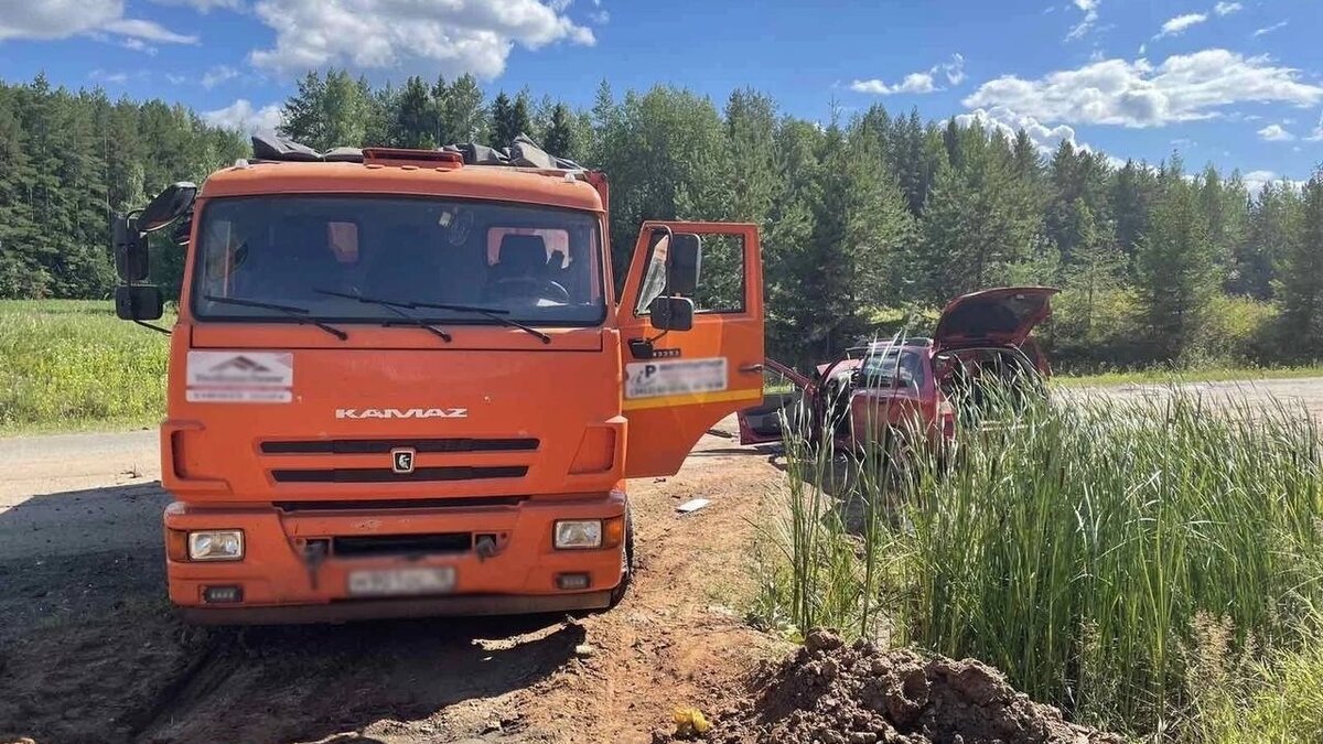 Двое ранены в столкновении «Лады» с «КамАЗом» в Удмуртии | udm-info.ru |  Дзен