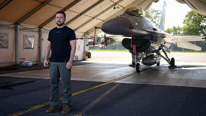 ЗЕЛЕНСКИЙ ПОЗИРУЕТ НА ФОНЕ F-16 В НИДЕРЛАНДАХ. ФОТО: UKRAINE PRESIDENCY/GLOBAL LOOK PRESS 