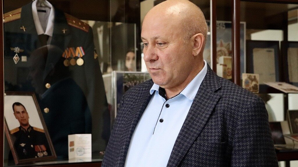     Градоначальник посетил учебные заведения Краснофлотского района, где осмотрел результаты летних ремонтов и обращал особое внимание на организацию безопасности учащихся.