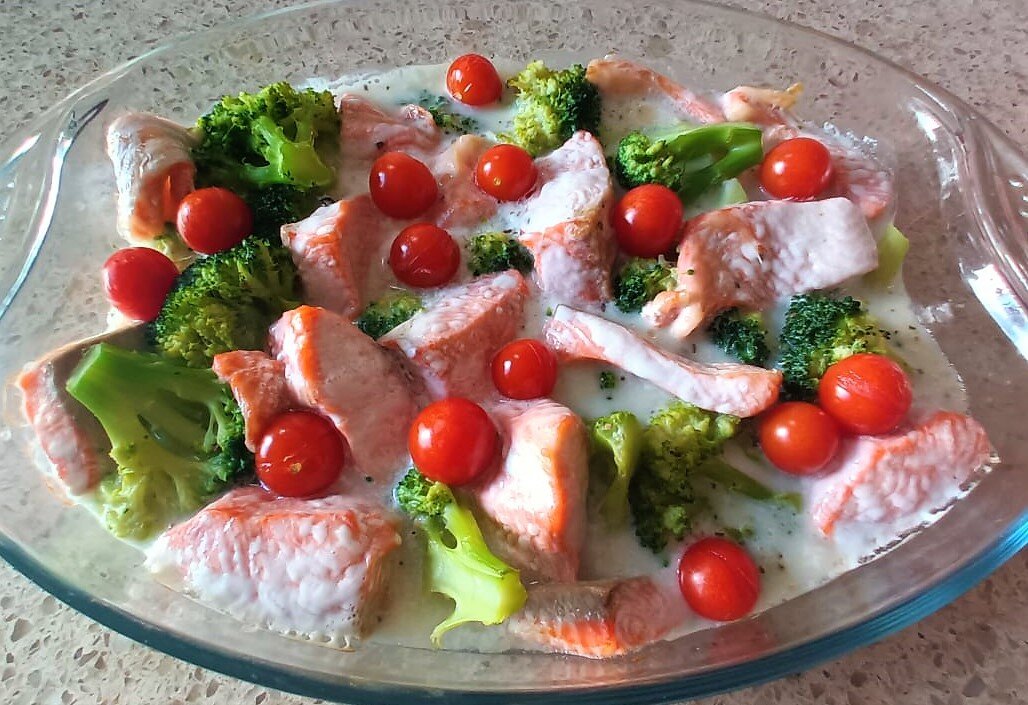 Красная рыба с брокколи в духовке