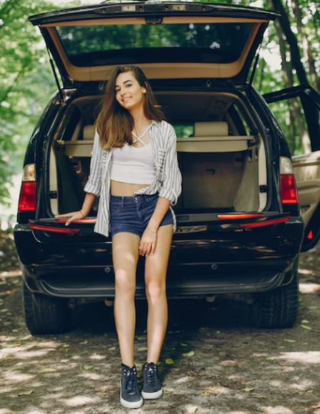 Девушка на лесной дороге.