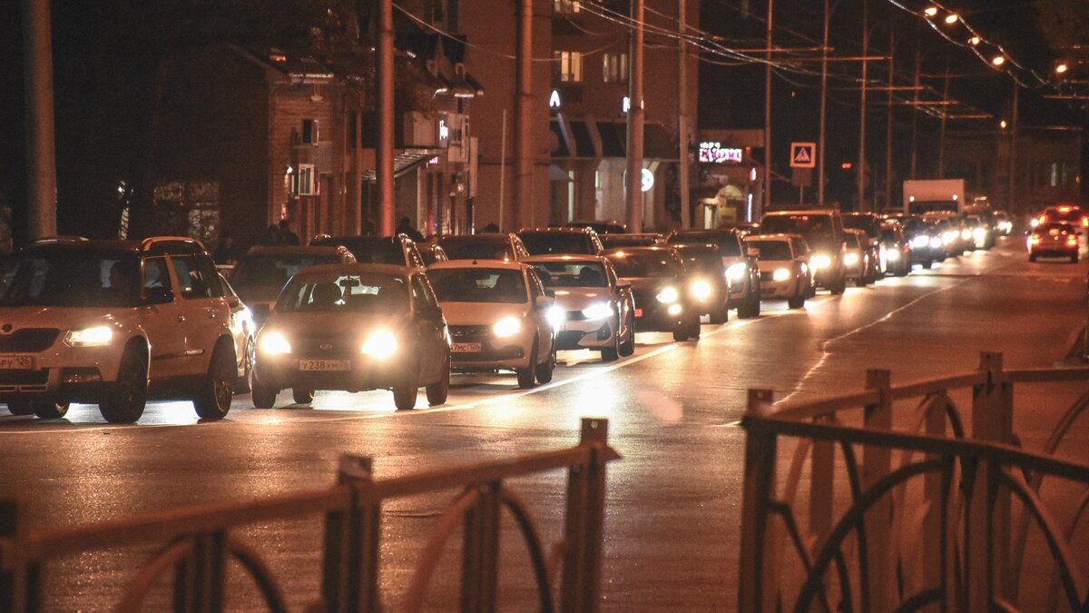     Ещё нет ни одного краснодарца, который бы не жаловался на пробки в городе. Выделенные полосы для общественного транспорта могли бы отчасти решить эту проблему, однако автомобилисты присваивают все полосы себе. Эксперт Марина Репещук рассказала, как с этим бороться.