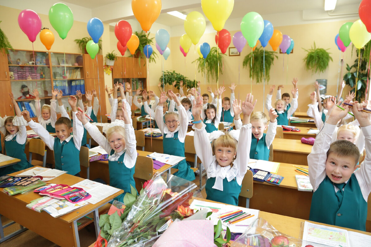 Школьные праздники 1 класс. Первоклассники на уроке. Школа первый класс. Школьники в классе 1 сентября. Начальная школа первый класс.