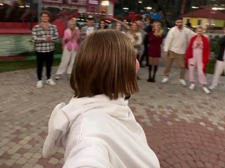 Лиза Полыгалова прощается с ребятами. Источник: соцсеть  (3 фото)