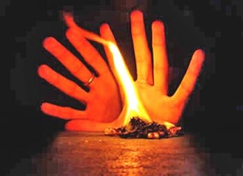 Хорошо. Вот вам ритуал: возьмите красную нитку и обмотайте ею бумажку с именем вашего недруга, затем возьмите ёмкость, в которой можно всё это сжечь, бросьте туда обвязанный свиток и подожгите, пока будет гореть, посыпайте сверху песком и говорите: «Как я желаю, так тому и быть», по ходу визуализируя, что именно и насколько плохо должно стать в итоге ваших действий обидчику.