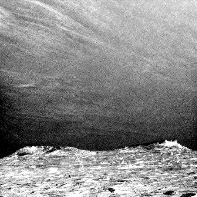  Марсоход Curiosity снял довольно редкое атмосферное явление на Красной планете — перистые облака, пишет lenta.ru. Всего было сделано 16 снимков, которые позже были объединены в динамичные картинки.-2