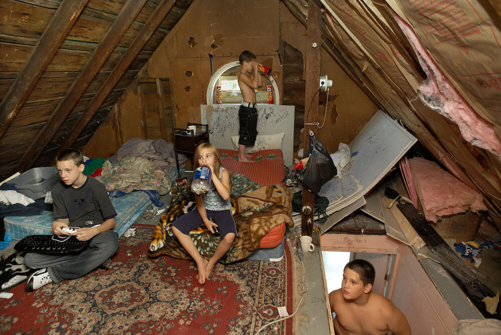 Условия жизни васи. Бедные американские квартиры. Бедные семьи в США. Бедная семья.