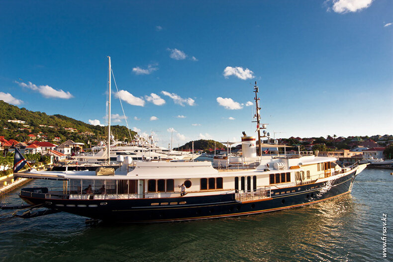 Итак, в путь. Добраться до Сен-Барта из Сен-Мартена можно двумя способами — короткий перелет на мелком самолетике, или же часовая морская прогулка на современном шаттле-катамаране. Если решите лететь на самолете, тем более в сезон, берите билеты заранее, за день взять сложно, разбирают. По этой причине мы решили пойти на остров морем. Паромы ходят из Мариго и из Филлипсбурга, причем с первой столицы ходят новые катамараны, компания Voyager (www.voy12.com). Первый рейс — в 9.15 утра, обратно — в 17.15, что конечно рановато, здесь лучше обратно самолетом лететь, крайним вечерним рейсом. Стоимость билета туда-обратно 67 евро, длительность рейса час — час пятнадцать. В пути будет серьезно качать, если морские переходы не ваш конёк, обязательно прикупите в аптеке средство от укачивания, как вариант — французский Hepatoum Mercalm, проверено — отлично помогает. Итак, раннее утро, первое февраля. Путь наш лежит на другой конец острова, в городок Мариго, столицу французской части острова. Именно оттуда отходят выбранные нами паромы. Час — и мы у офиса компании. Легко найти — если въезжать в Мариго с севера, то сразу после причала для яхт, справа, на углу небольшая контора, не заблудитесь.