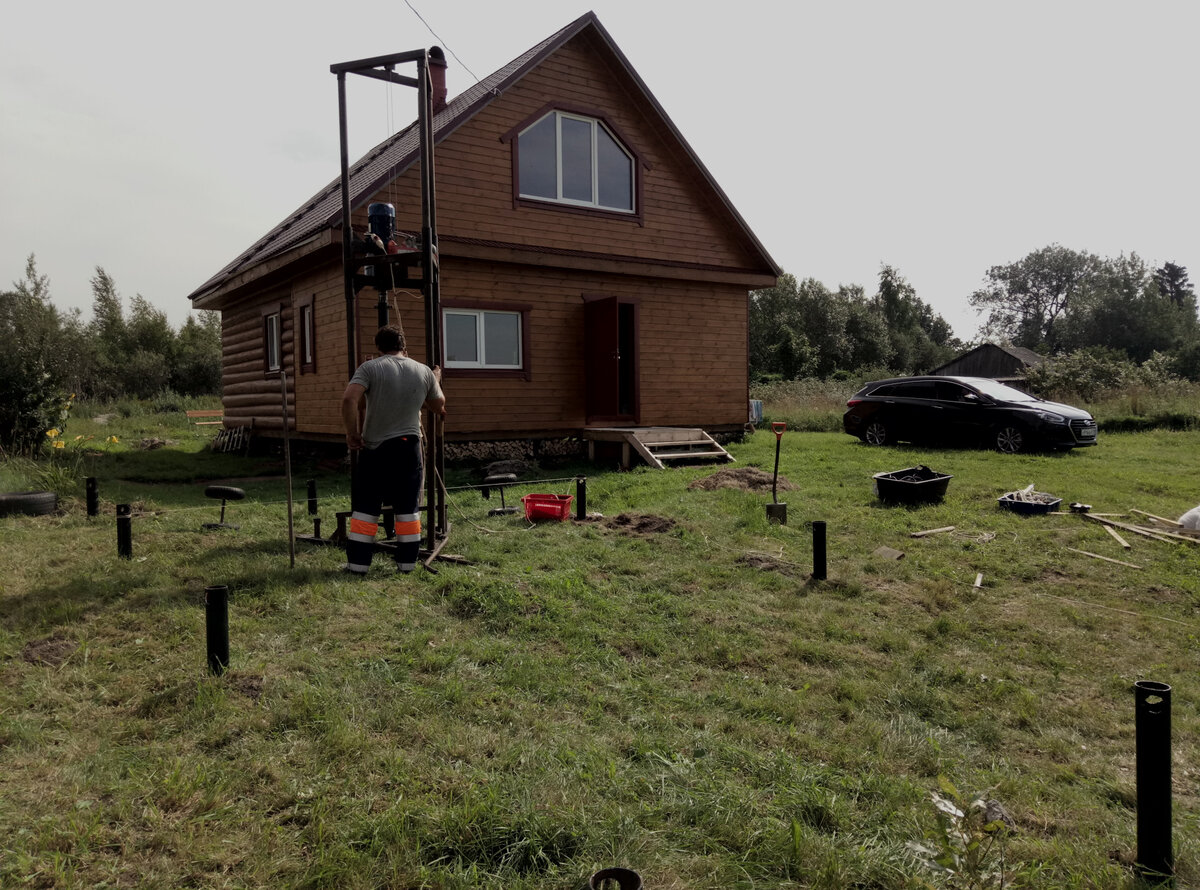 Сарай 8х4, вкручивают сваи