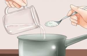 Перед тем как развести морскую соль, чтобы получить раствор для промывания невысокой концентрации, целесообразно заранее вскипятить воду. На 500 мл потребуется всыпать морскую соль (чайную ложку), размешать до полного растворения и остудить.