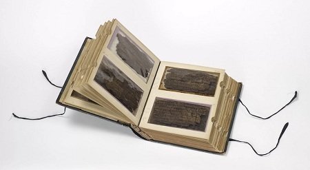 Бахшалинская рукопись состоит из 70 листьев бересты.