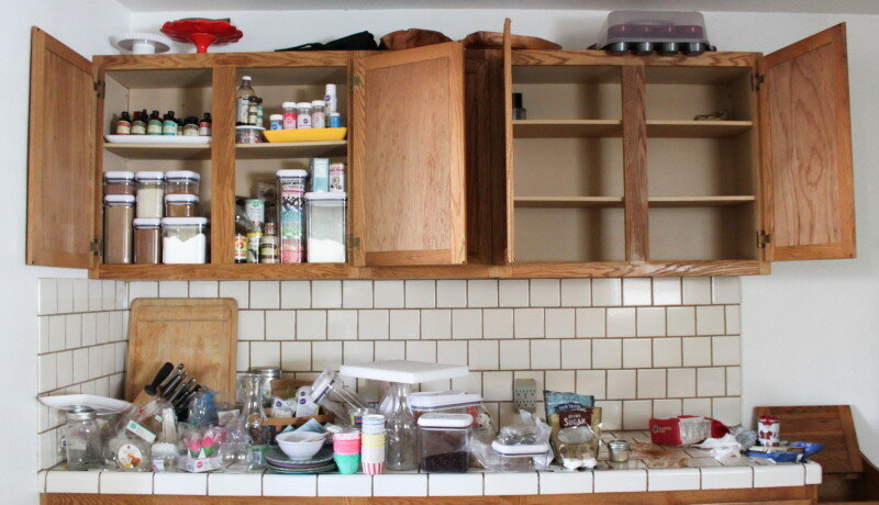 52kitchenadventures.comОни переполнены так, что в них вообще нет свободного места. Иногда даже страшно лишний раз их открывать — всё может высыпаться наружу. По этой же причине вы вынуждены оставлять свежие продукты на кухонном столе или на холодильнике, что делает их легко доступными. А еда так и будет соблазнять каждый раз, попадаясь на глаза, и однажды вы перед этим не устоите.