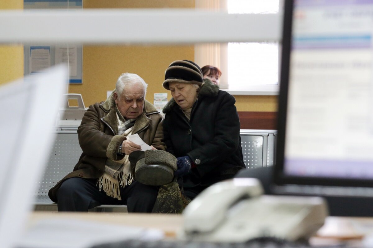 Пенсионеры не должны работать. Пожилой человек с деньгами. Рабочий пенсионер. Пенсионер с деньгами. Пенсионер на заводе.