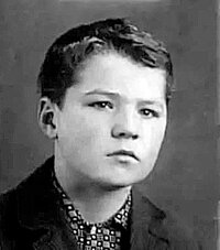 Именно  так случилось с Александром Фатюшиным, который в реальной жизни не во  всем был равен своим героям, среди которых, кстати, не было ни одного  отрицательного. Но многие экранные образы наделил собственными  достоинствами. Благородство, честность, неподкупность, скромность и  широта натуры - все это из личностного “арсенала” Фатюшина. 