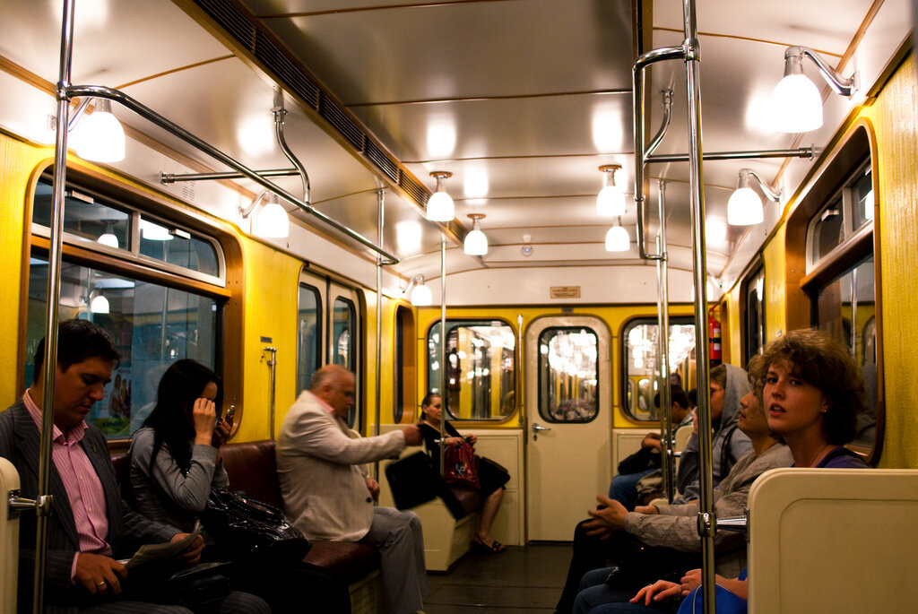 Салон в вагоне метро
