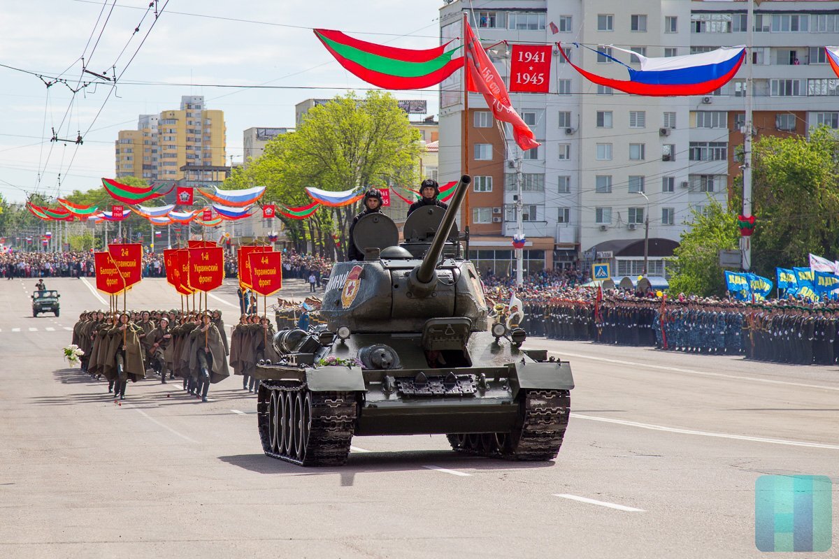 Военный парад в центре столицы, в честь победы Красной Армии и советского народа над нацистской Германией в Великой Отечественной войне.