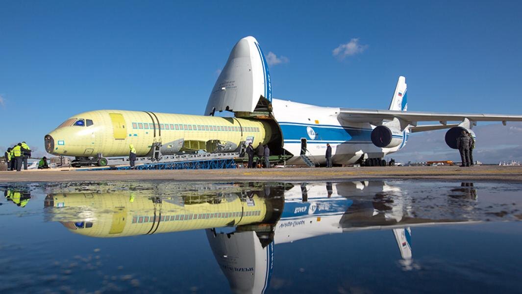 Выгрузка планера самолета Sukhoi SuperJet 100 из транспортного самолета Ан-124. Фото: ТАСС/Марина Лысцева