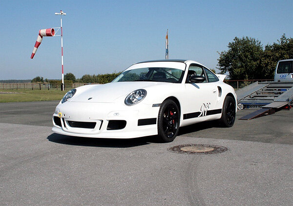 Самый мощный автомобиль также поражает замечательным весом - 1168 килограмм. Конструкторы позаботились обо всем. Воздухозаборники, небольшая коррекция дизайна, настройка шасси и тормозной системы. Этот невероятный автомобиль можно считать не только самым мощным - но и одним из самых быстрых. Максимальная скорость - 410 километров в час.      До 260 километров машина разгоняется за 9,5 секунд. Вероятно, это не только самый мощный, но и самый быстрый автомобиль мира.