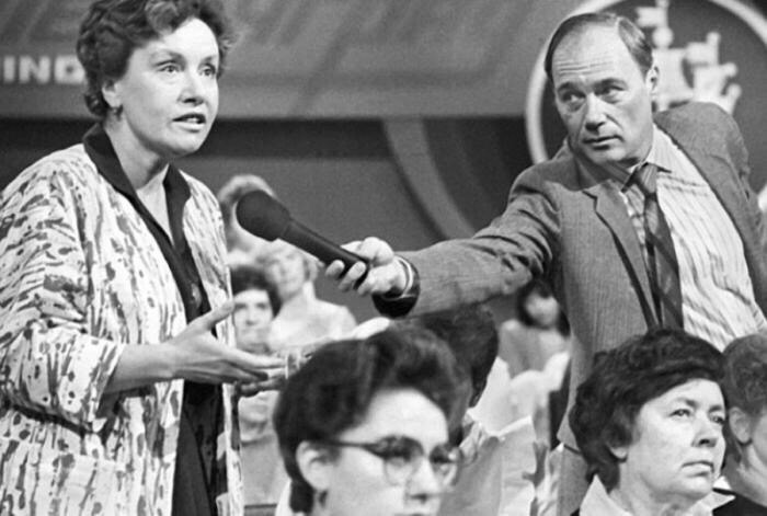 Главное действующее лицо на этой фотографии это совсем не знаменитый ведущий, а женщина, которая упорно пытается что-то доказать. Именно она промолвила великую фразу.