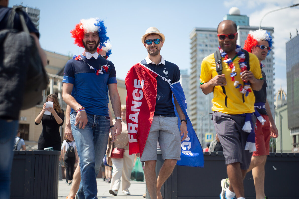 Мне кажется, что из-за здания на фоне сейчас появится творение Эйфеля.