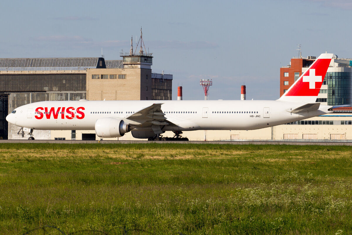 1.Boeing 777-300 HB-JNC Swiss