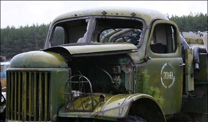 ЗИЛ-151 на стоянке радиоактивной техники в Рассохе. Кстати, физически стоянка более не существует. Оставшаяся техника захоронена или переплавлена и тоже захоронена (надеюсь на это).