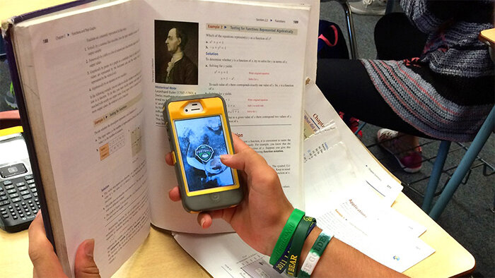 Французские преподаватели получили возможность отбирать телефоны, если они видят нарушение. Фото: disput.az