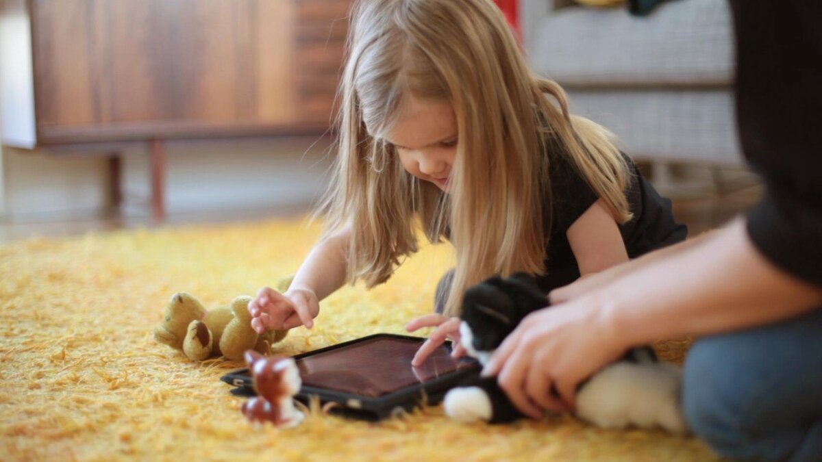 Не забывайте, что пользоваться смартфонами нужно с паузами и в правильном положении — особенно детям. Фото: znamkaluga