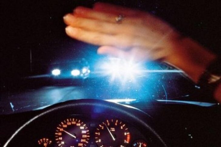 А, как вам такое, друзья?! Знакомая картина? Часто ее видите? Готов поспорить, что видеть это вам приходится часто, особенно у себя на районе, когда реальные пацанчики выкатывают на дорогу вечером с сабвуфером в багажнике и тонировкой "по кругу". 