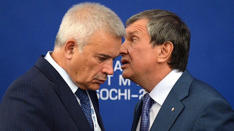 - Как думаете, что шепчет Игорь Иванович Вагиту Юсуфовичу?