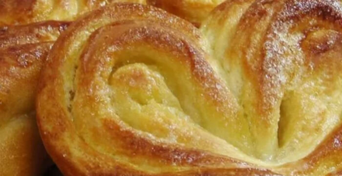 Сдобная воздушная с румяной сахарной корочкой плюшка - визитная карточка старомосковской кухни, существующая в привычном нам виде уже несколько столетий.