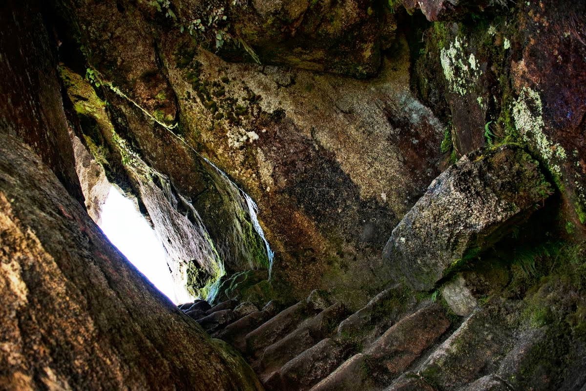 Для ученых большая загадка, как древним инкам удалось построить такое сооружение под землей.