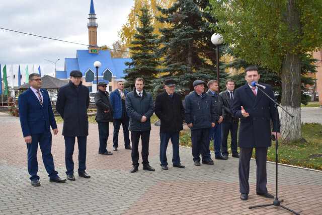 Республика көне алдыннан “Коммуналь хуҗалык”та  үзгәртеп корылган котельная да файдалануга тапшырылды.  Биредә  Нефтекама шәһәре  Салават Гарифуллин  җитәкләгән “ПрогрЭС” җәмгыяте эшчеләре җылытү үзәге корылмаларына күләмле үзгәртеп кору үткәрде.  Ике казанның автомат һәм производстиво системасы тулысынча яңартылган. Шулай ук  төтен чыгару торбасын яңарттылар.  Подрядчылар җәй дәвамында биредә биш миллион сумлык эш башкарды.      

 Ә район мәдәният сараенда үтәчәк тантаналы утырышта катнашучылар бу көнне инде рәсми рәвештә ачылган сквер аша  узды бу көнне. 

