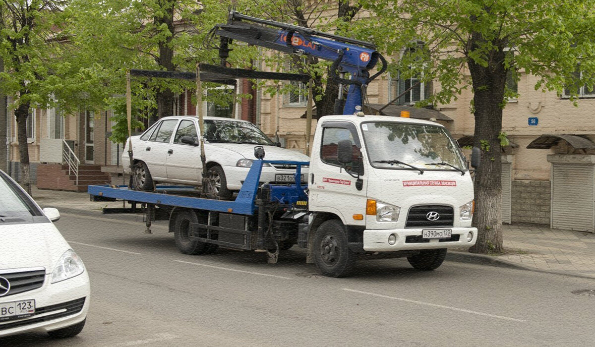 Забирать эвакуатор. Эвакуатор увозит машину. Автомобиль ДПС на эвакуаторе. Съёмки на эвакуаторе. Специализированные стоянки эвакуация машин.