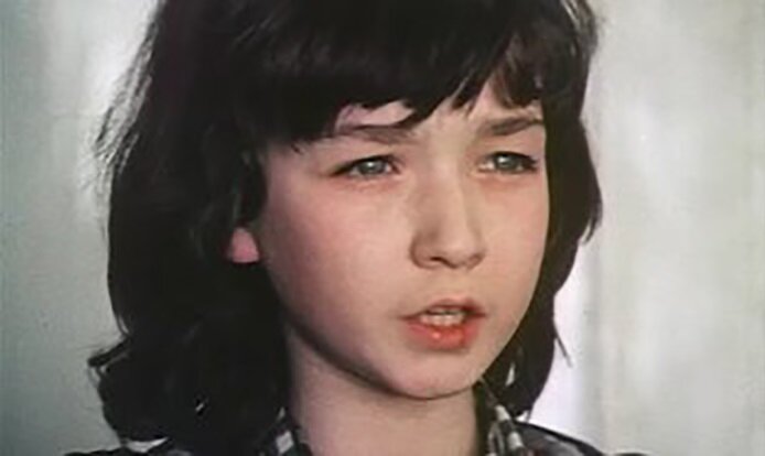  Можно предположить, что когда-то пытались издеваться над мелкой и серенькой (внешне), плохонько одетой Мироновой, которая - Кнопка. Скриншот. Источник - YouTube