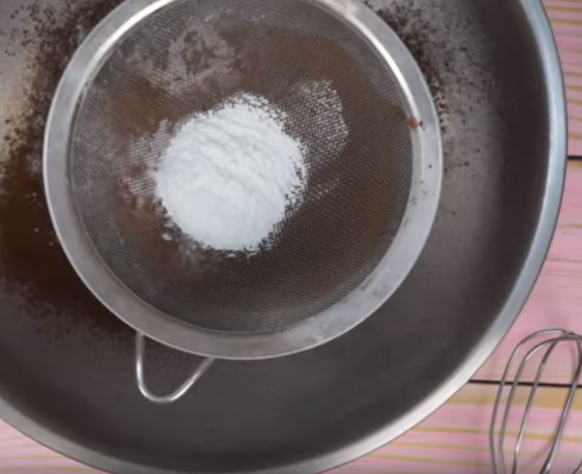 Соединим муку, какао сахар, соль. И все просеиваем через сито.     