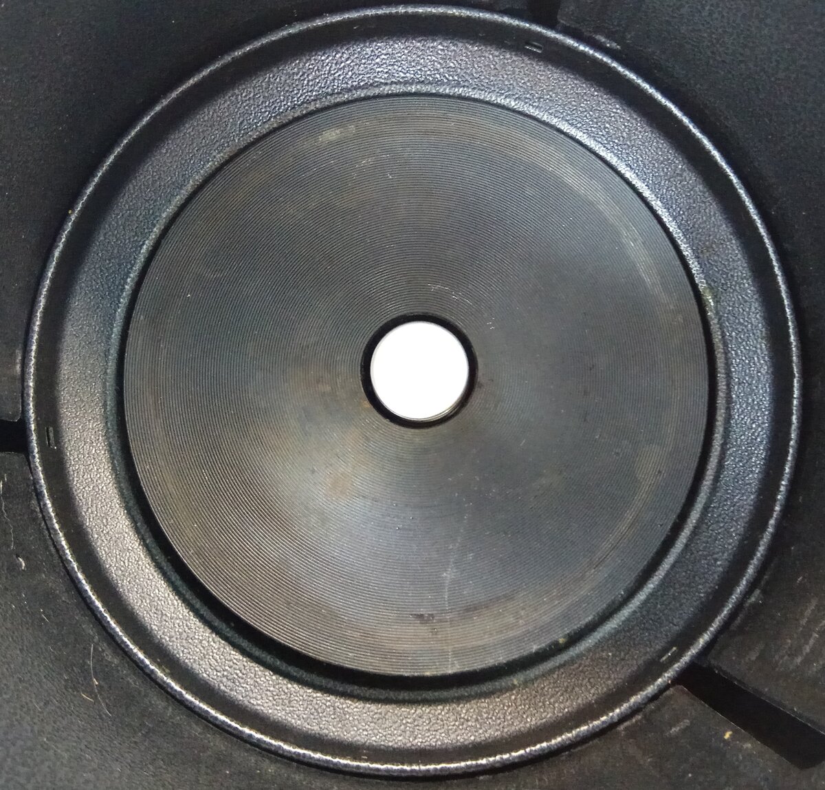 Нагреватель и стакан датчика (посередине). Нагреватель немного грязненький, но в пределах нормы.