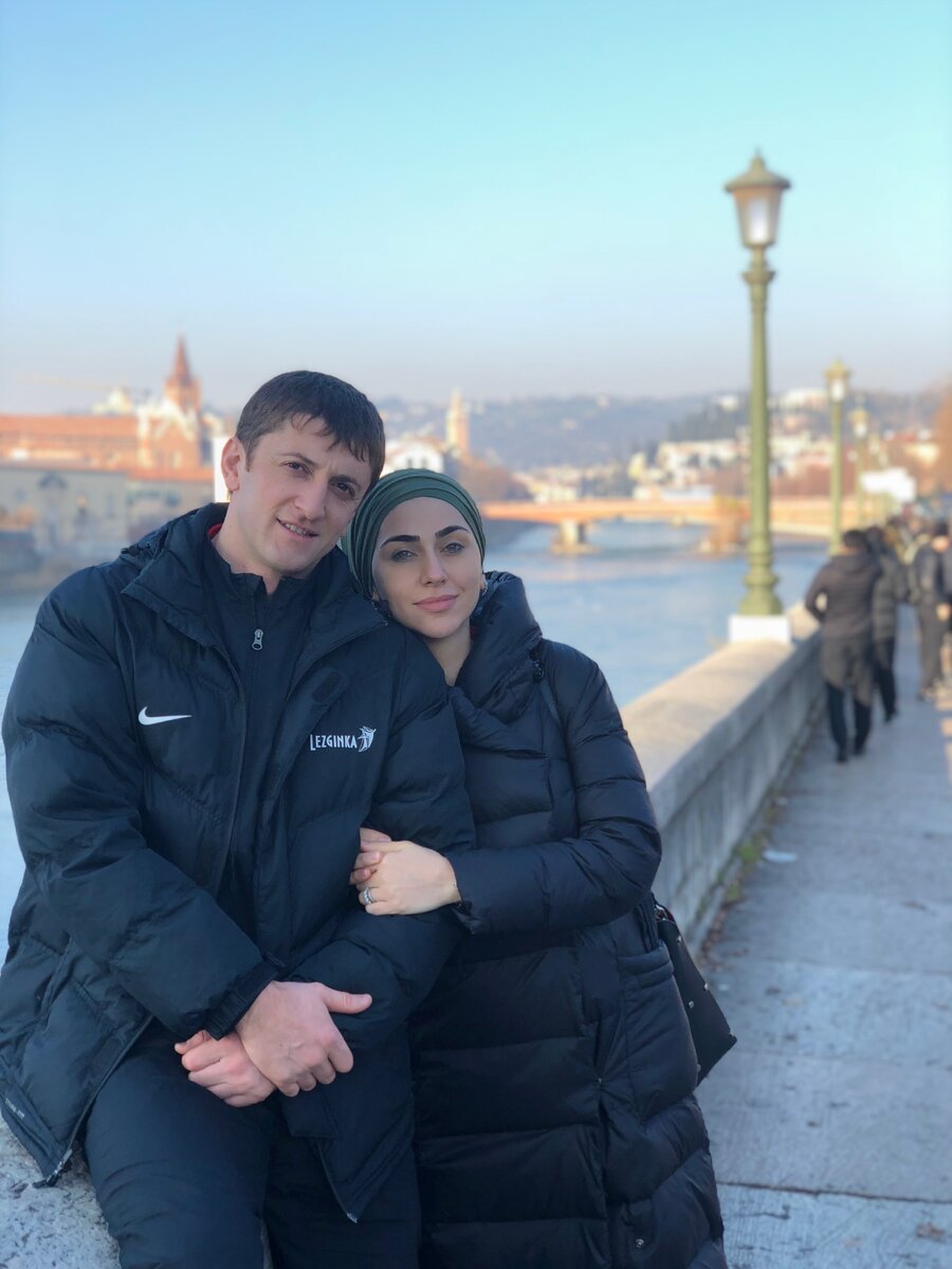 Нуградин и Тамара Салимовы в Вероне, на набережной реки Адидже