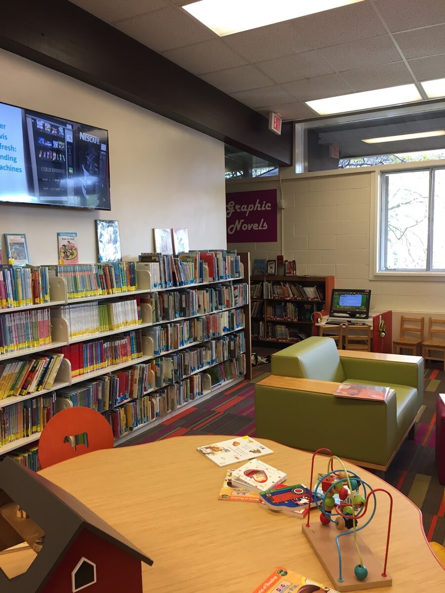 Детская зона. На заднем плане полка, где я беру для себя комиксы