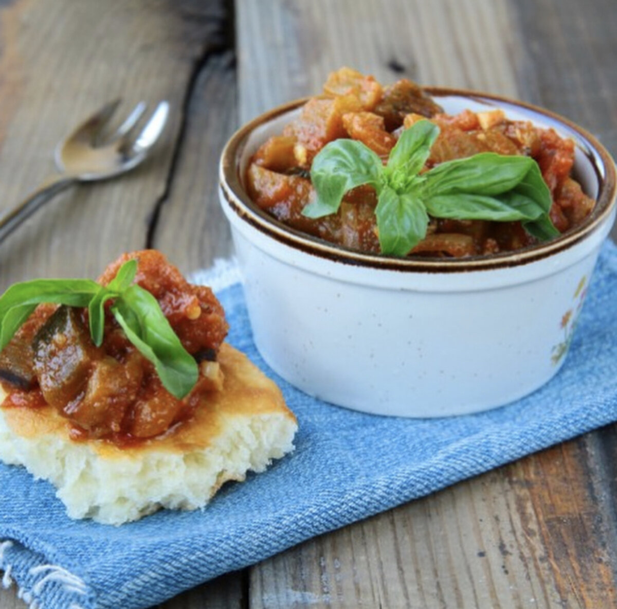 Да, может слышали еще СИЦИЛИЯ НЕРАВНО ДИЕТА? Бесспорно, тут одна из самых богатых кухонь Италии, да и пожалуй всей Европы. От арабской, греческой, норманнской, испанской. Кто только не добавил в нее вкусов и остроты за время существования острова. Особенно разнообразно выглядит меню какого-нибудь скрытого от глаз гостя острова ресторанчика, тут точно нужно разобраться. 