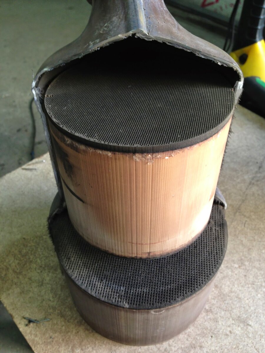  Каталитические конвертеры(катализаторы) начали применять в автомобилестроении более 20 лет назад. Основная задача катализаторов - снижать в выхлопных газах ядовитые выбросы (углеводороды, окись углерода, оксиды азота). С каждым годом евро-нормы становятся жёстче, соответственно системы с каталитическими конвертерами становятся более совершенными, более сложными и более дорогими. Современные системы нейтрализации выхлопных газов на бензиновых двигателях обычно состоят из 2-3 катализаторов разного типа нейтрализации, системы контроля работы катализаторов и системы продувки катализаторов. Система продувки катализатора служит для того, чтобы как можно быстрее подготовить катализатор к своей основной обязанности - нейтрализации вредных веществ. В двух словах это насос и несколько управляющих клапанов, при помощи которых подаётся свежий воздух непосредственно на элемент катализатора. При этом конвертер очень быстро разогревается и выходит на рабочую фазу нейтрализации. В последнее время чаще стали использовать раздельные катализаторы, один "чистит" углеводороды, другой оксиды азота. Системы контроля - тоже усложняются, если раньше использовался лишь 1 датчик кислорода после катализатора, то теперь в системах с раздельной нейтрализацией присутствует как минимум ещё и датчик NOx.

Катализаторы очень "привередливы" к качеству топлива и исправности двигателя. Основными причинами выхода из строя катализаторов является некачественное топливо, нарушения смесиобразования топливной системы и механические неисправности двигателя(расход масла). Как правило, при неисправности катализатора на панели приборов "зажигается" желтая контрольная лампа Check Engine, увеличивается расход топлива, а в блоке управления двигателем фиксируются коды ошибок P0420, P0430 (и другие коды, указывающие на неисправности катализатора, его продувки или системы контроля). Самыми дорогими элементами систем нейтрализации являются сами каталитические элементы, датчики NOx, насосы продувки и в меньшей мере кислородные датчики и клапаны системы продувки.
