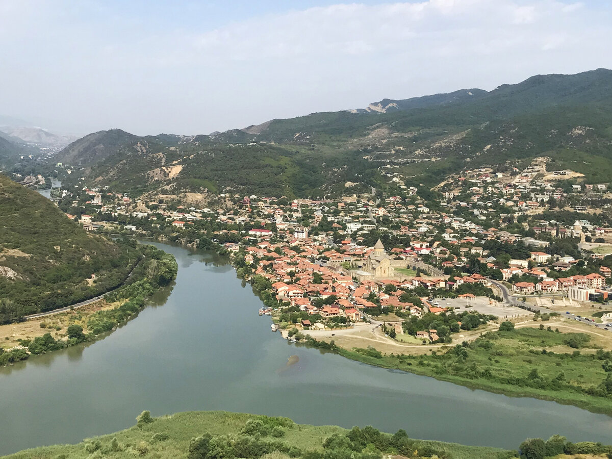 Место впадения Арагви в Куру рядом с Мцхетой. Вид из монастыря Джвари