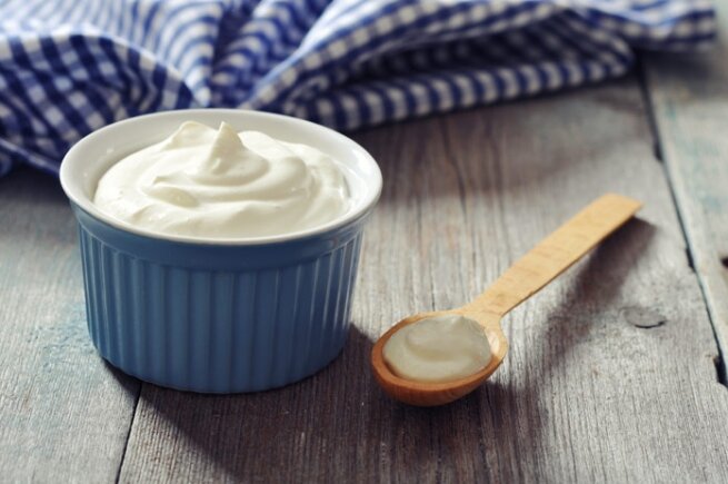 Греческий йогурт без добавок можно съесть в качестве перекуса. Но будет лучше, если вы добавите его к другим продуктам.